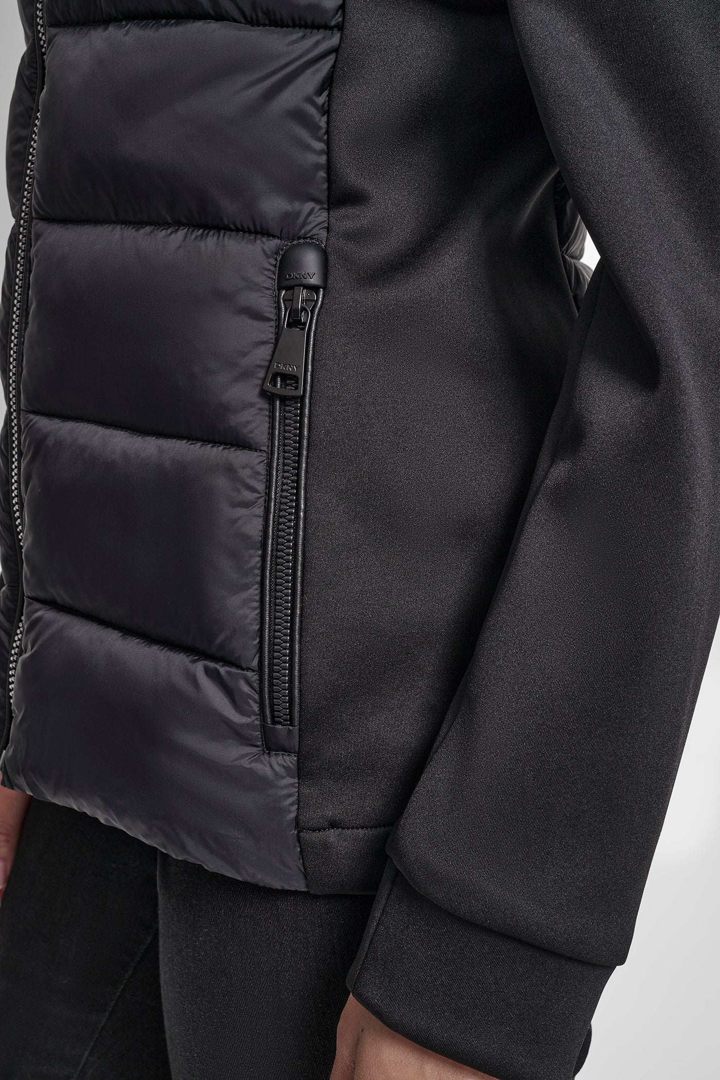 Chaqueta con Gorro Negra DKNY