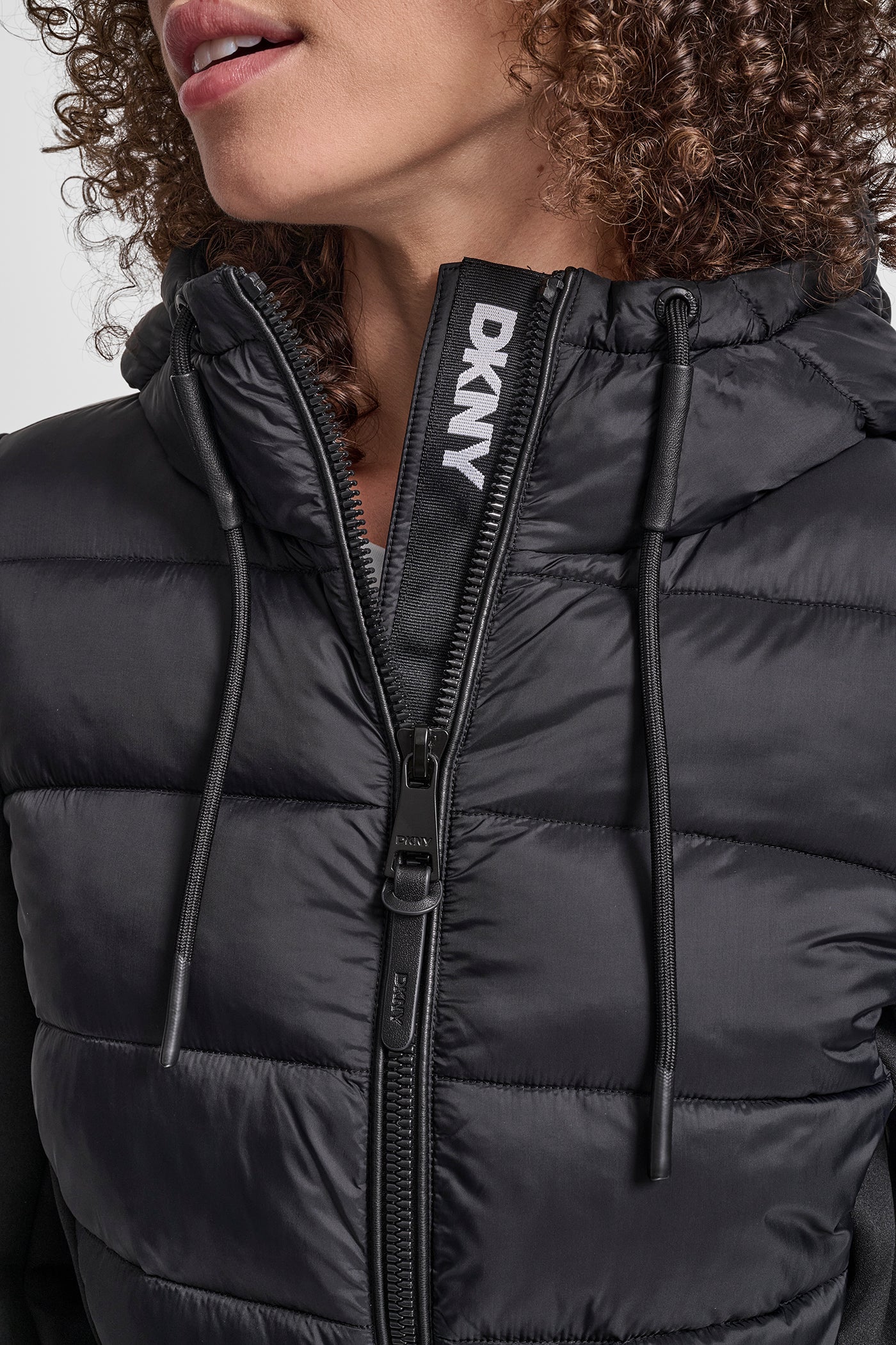 Chaqueta con Gorro Negra DKNY